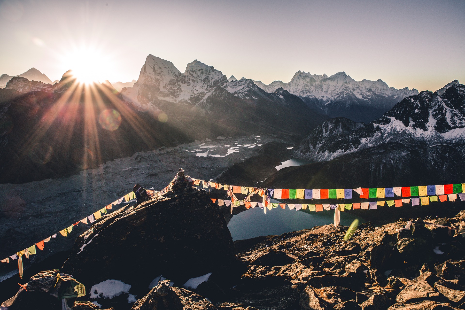 Morgenlicht über dem Gokyo Ri in der Everest-Region, Gebetsfahnen im Vordergrund.