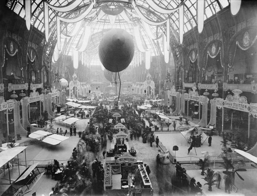 Der Grand Palais in Paris, gebaut für die Weltausstellung 1900, hier 1909 bei der ersten Luftfahrtausstellung.
