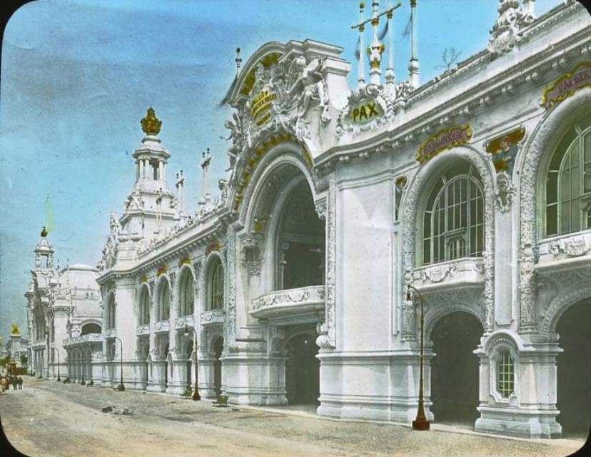 Weltausstellung Paris 1900: ein Ausstellungspalast, auf einem handkolorierten Glasdia.