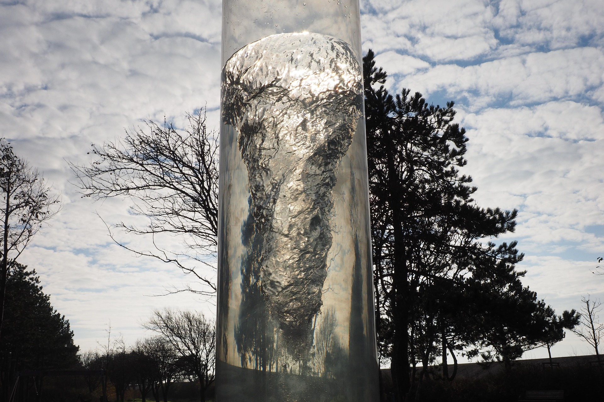 Ein Wasserwirbel im Glaszylinder.