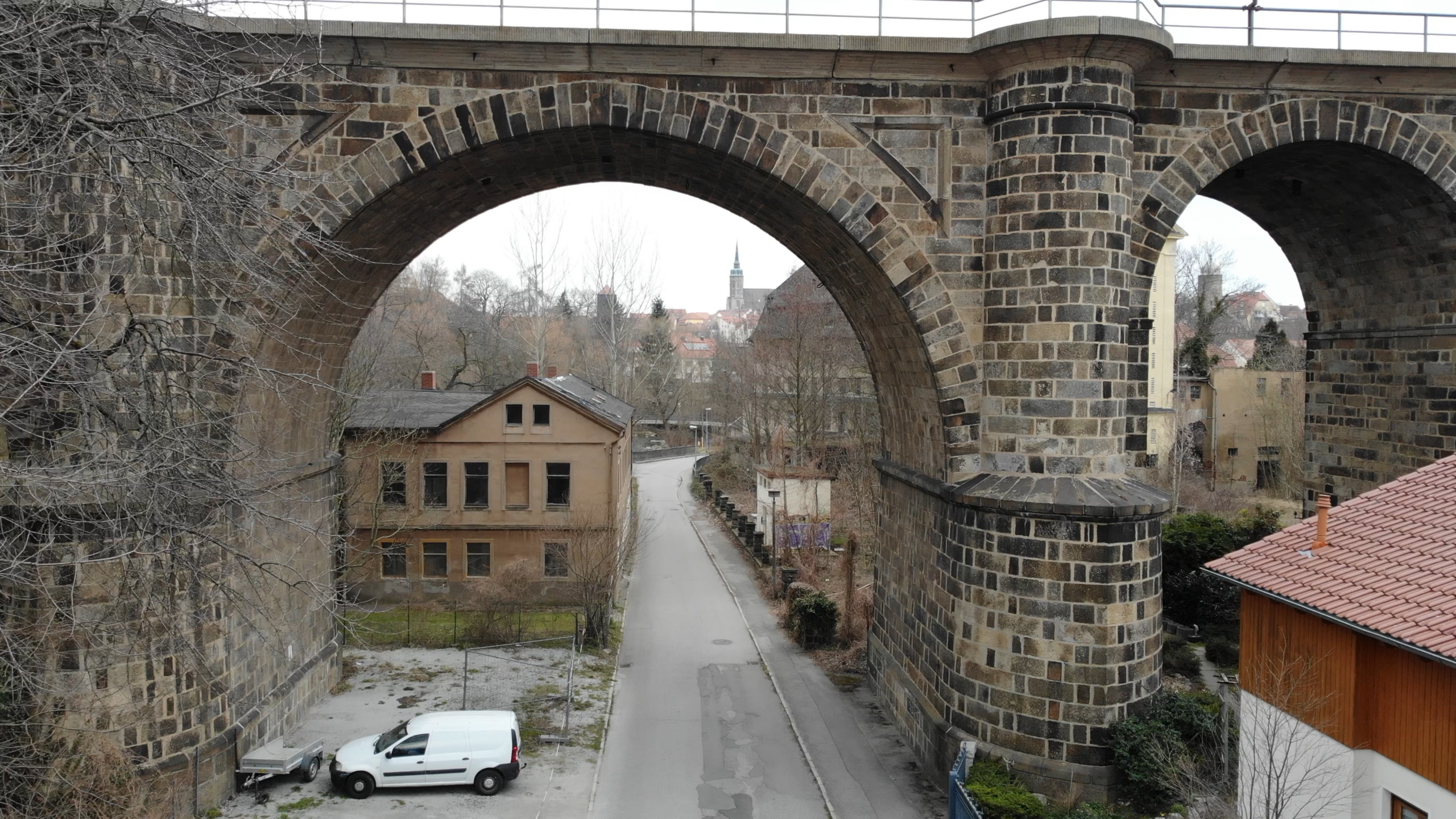 Unter den Bögen: Pfeiler und Gewölbe aus behauenen Quadern.