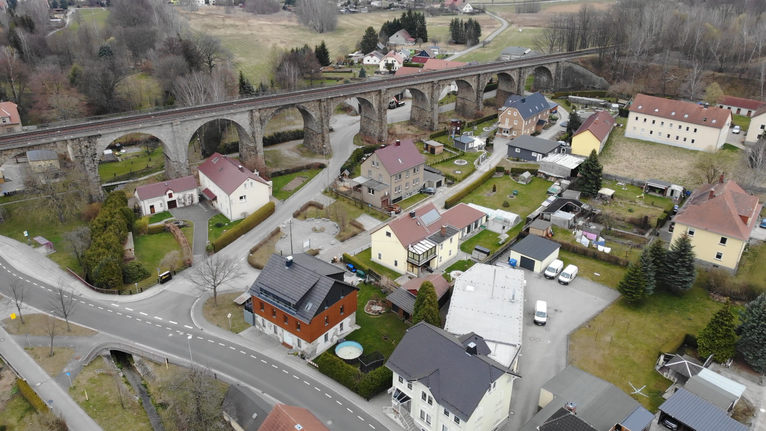 Das Viadukt aus der Luft, mitten im Ort.