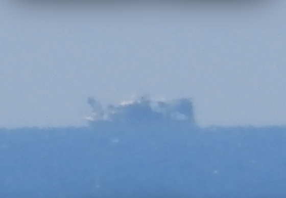 Dieses Schiff ist rund 70 Kilometer entfernt, und es ist vollständig zu sehen.