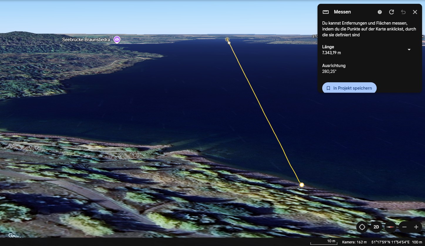 Die längste Linie über den See, 7.343 Meter, aus der Schrägsicht.