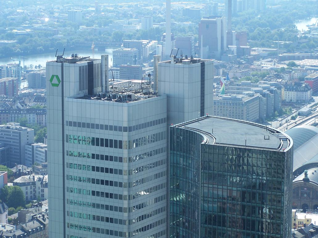 Die Dresdner Bank in jüngerer Zeit: Hochhäuser in Frankfurt am Main, links mit dem Logo der Bank.