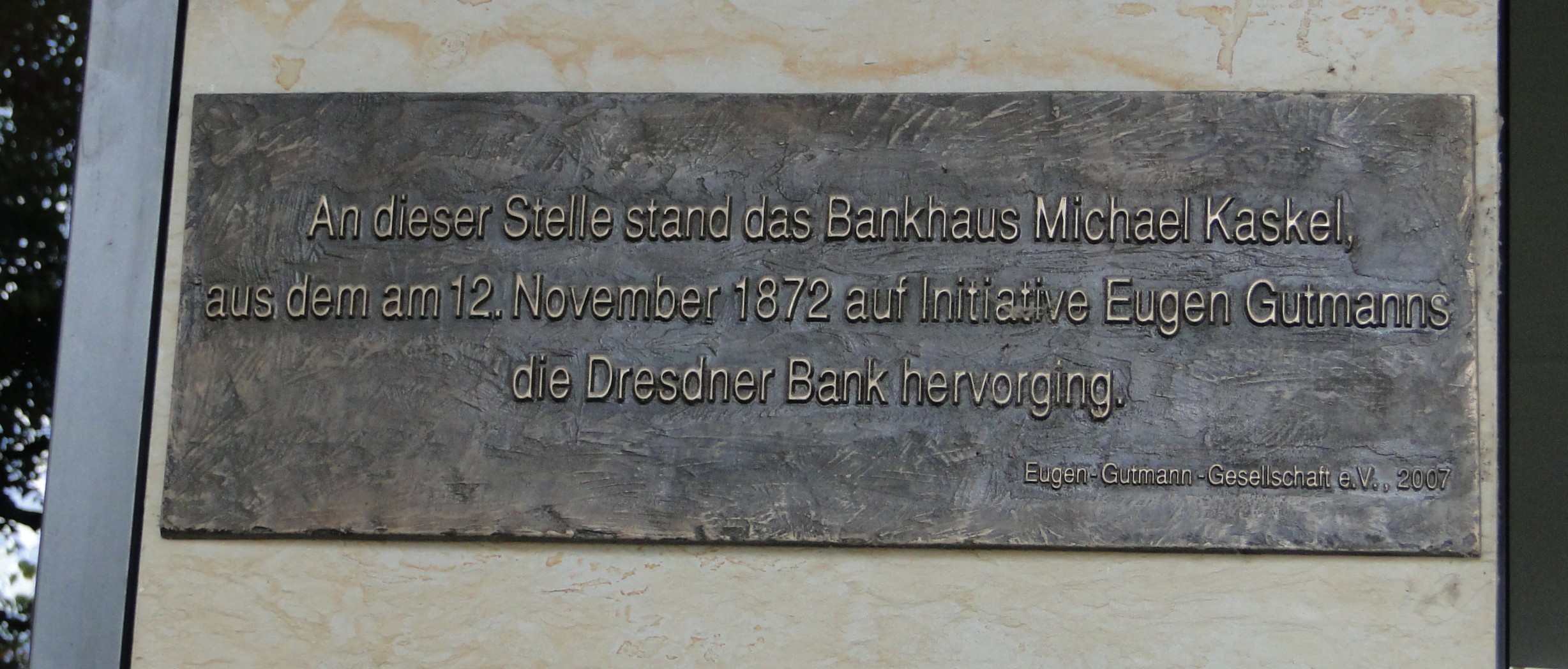 Gedenktafel: An dieser Stelle stand das Bankhaus Michael Kaskel.
