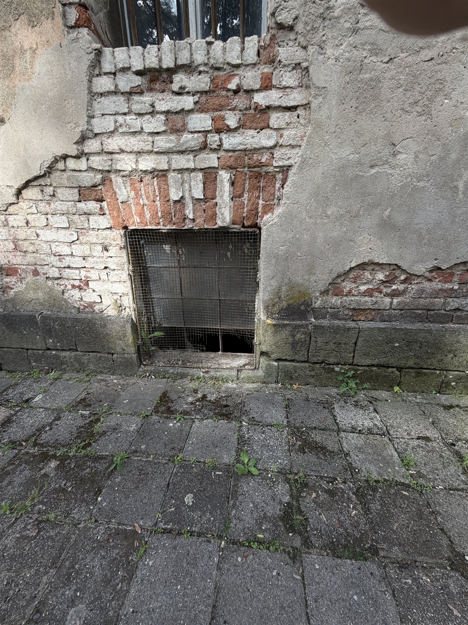 Gebäude mit halb verdeckten unteren Fenstern