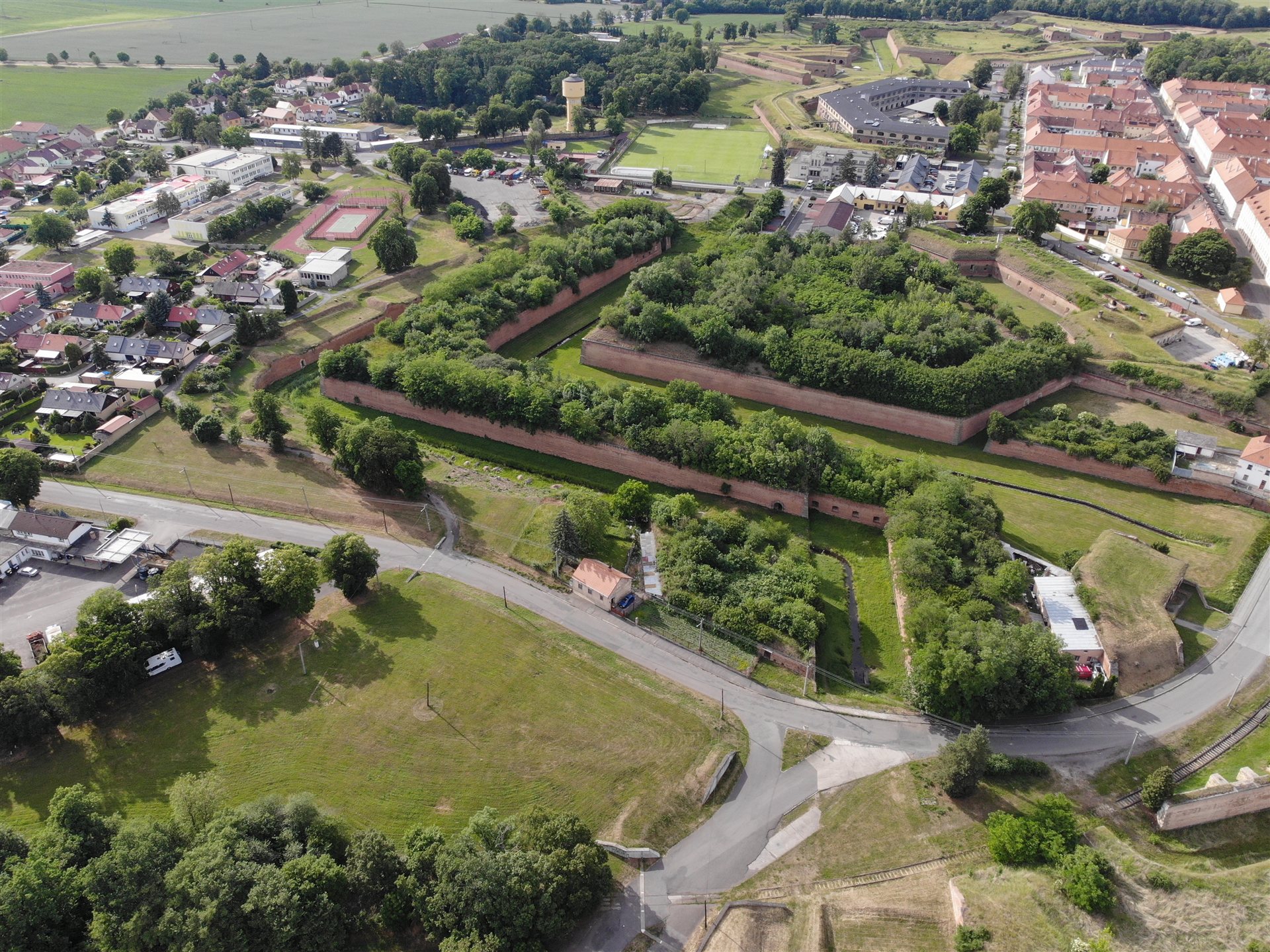 Luftaufnahme der Bastionen und grünen Wälle von Theresienstadt