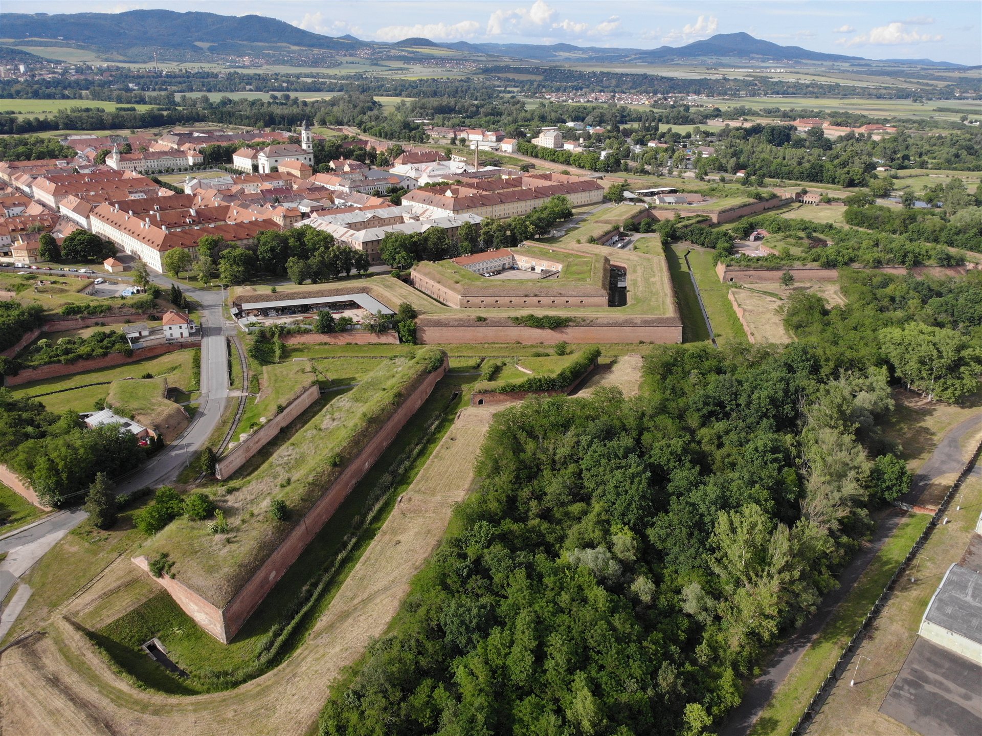 Luftaufnahme einer einzelnen Bastion in präziser Sternzacken-Form