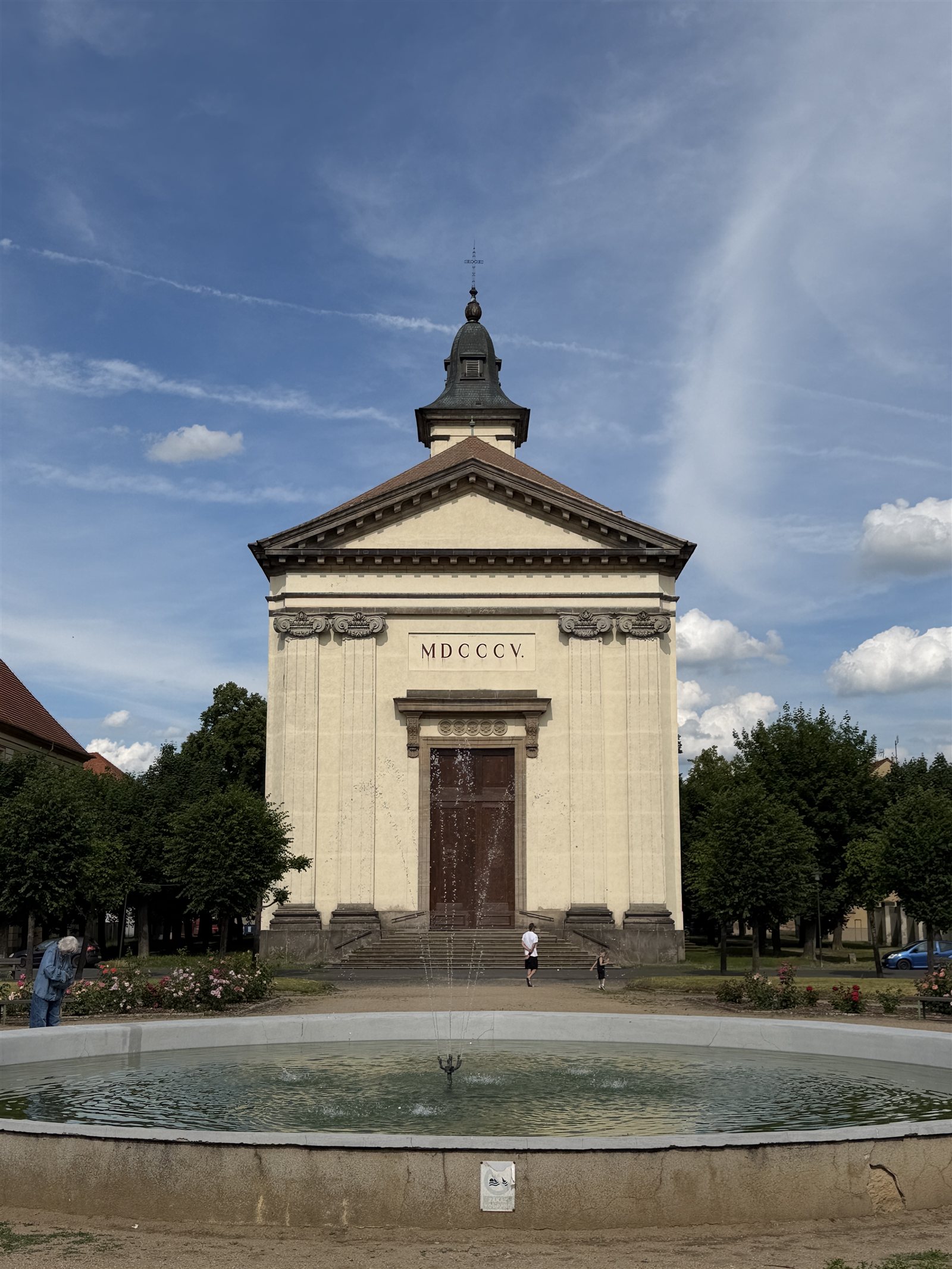 Übergroße Tür in Theresienstadt