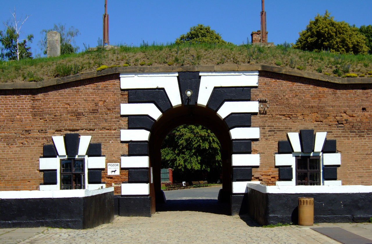 Tor der Kleinen Festung, heute Gedenkstätte. (Wikipedia) Bild: Hans Weingartz · CC BY-SA 2.0 de