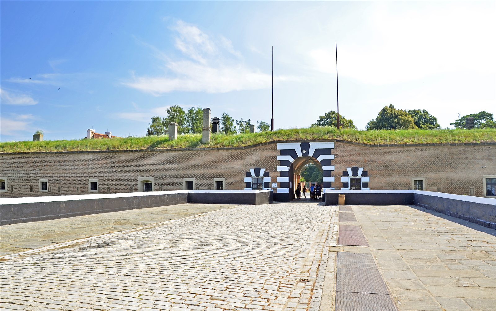 Brücke und Haupttor der Kleinen Festung. (Wikipedia) Bild: Guido Radig · CC BY 3.0