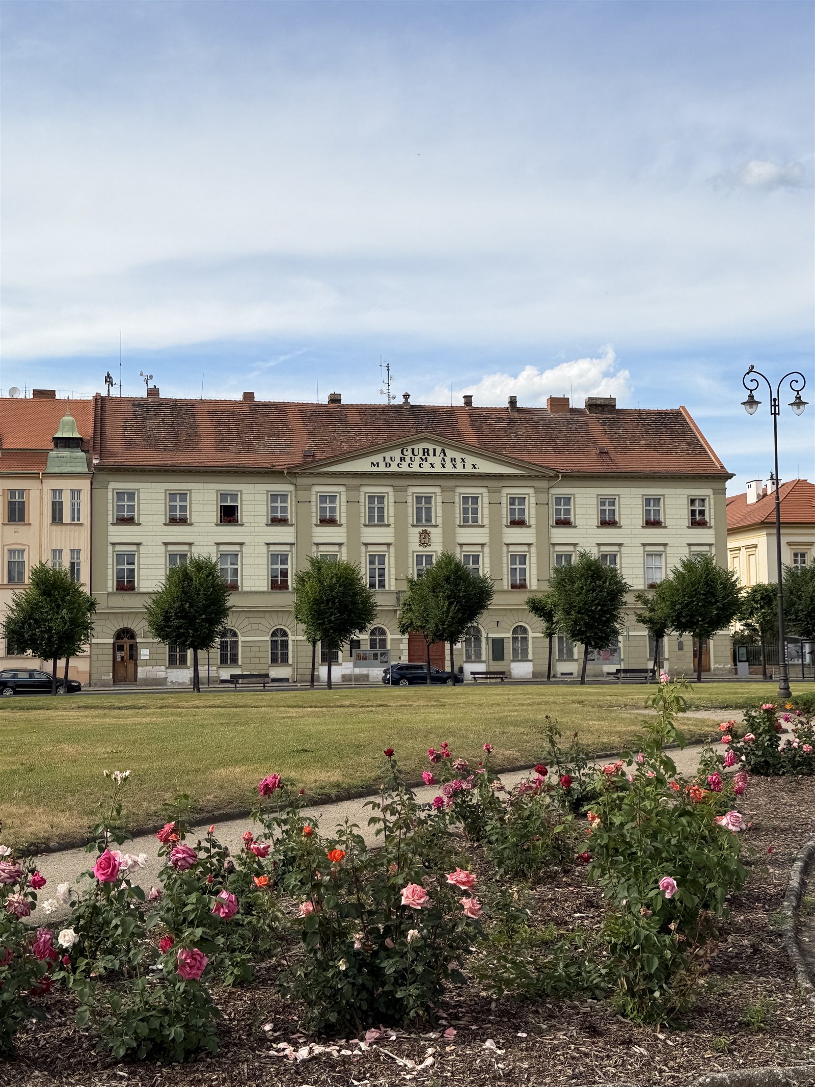 Zentrales Gebäude mit Rosenbeet in Theresienstadt