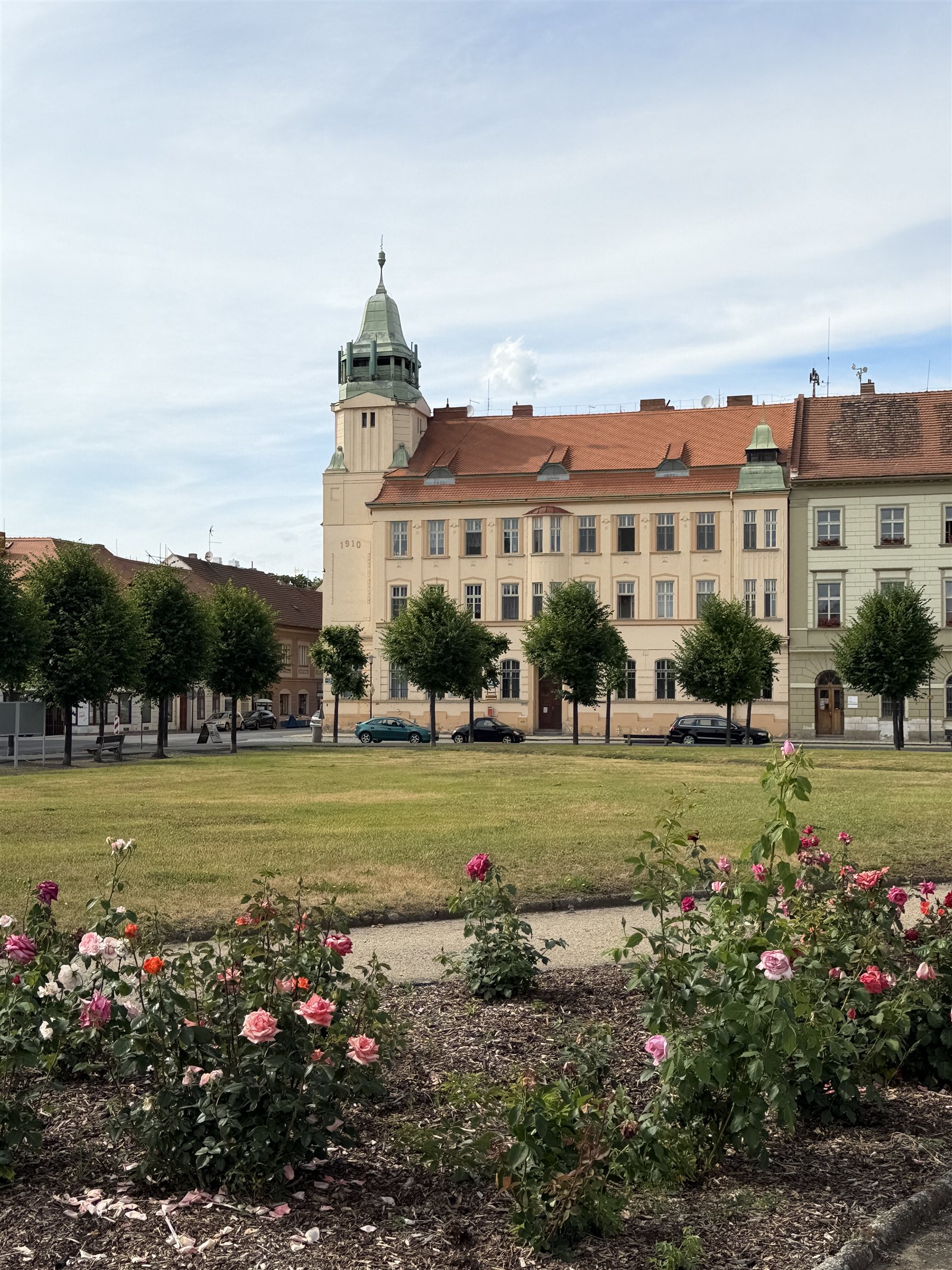 Gebäudezeile mit Turm in der Sternenstadt