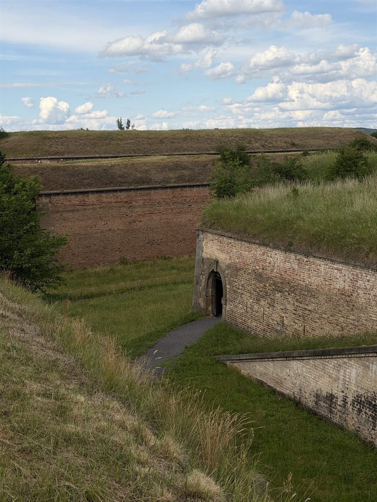 Mächtige Bastion mit Wassergraben