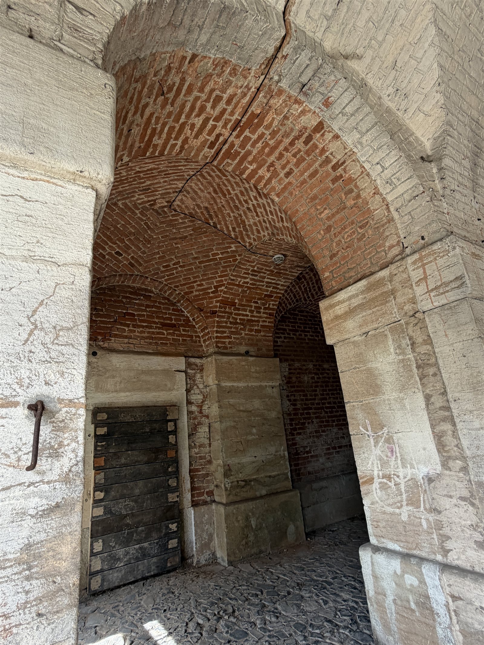 Gemauerter Treppenschacht mit Ziegelgewölbe in der Festung