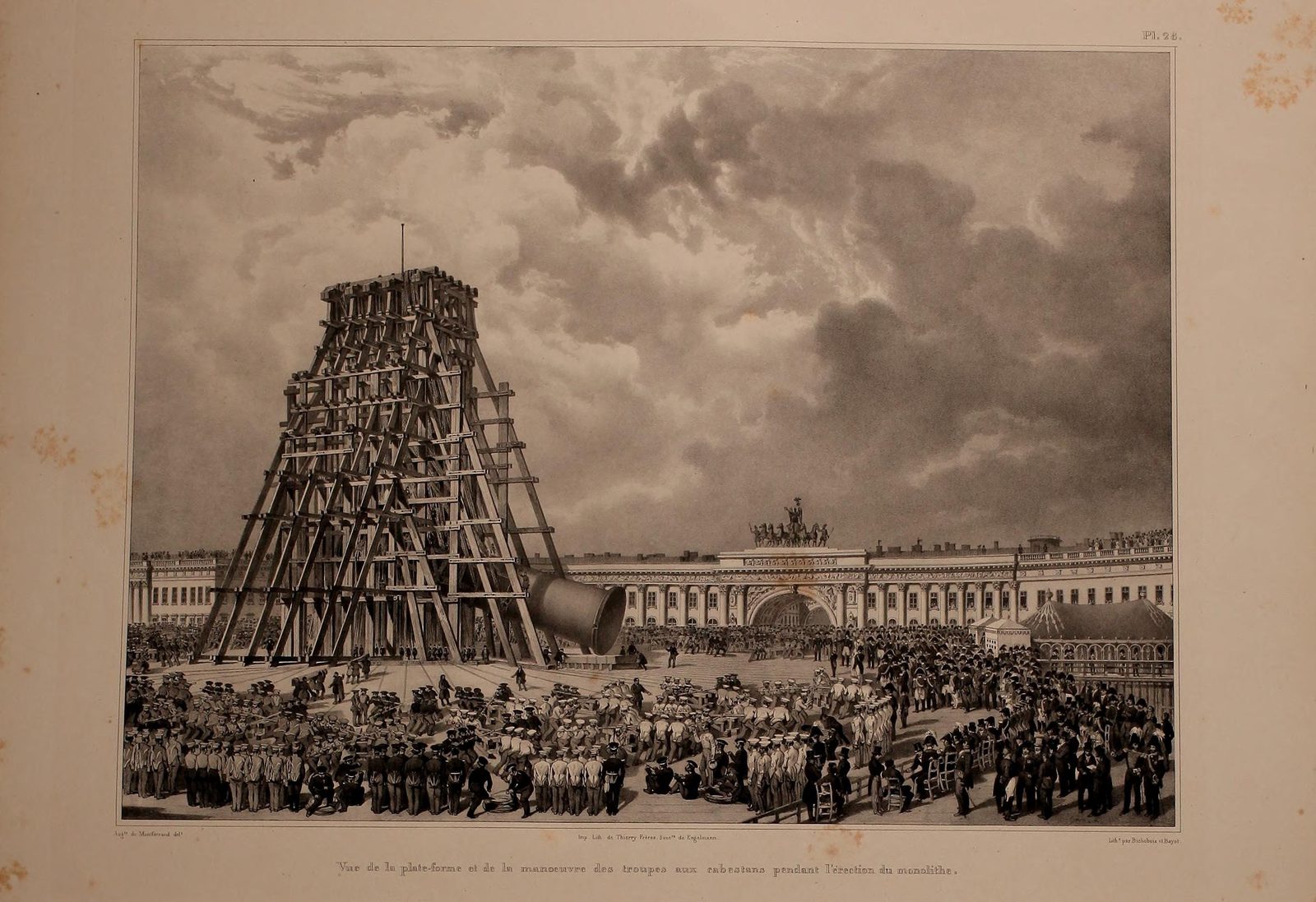 Lithografie aus Montferrands Tafelwerk 1836: das hohe Holzgerüst auf dem Schlossplatz, Soldaten an den Winden, die Säule wird hochgezogen