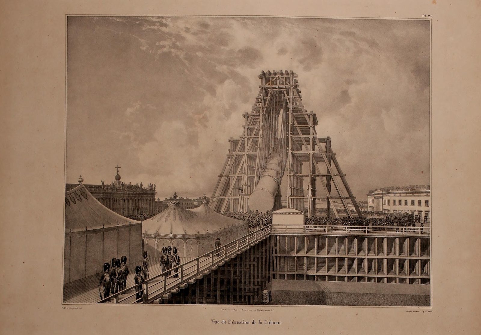 Lithografie aus Montferrands Tafelwerk 1836: die Säule hängt schräg im Gerüst, vorn eine Brücke mit Soldaten