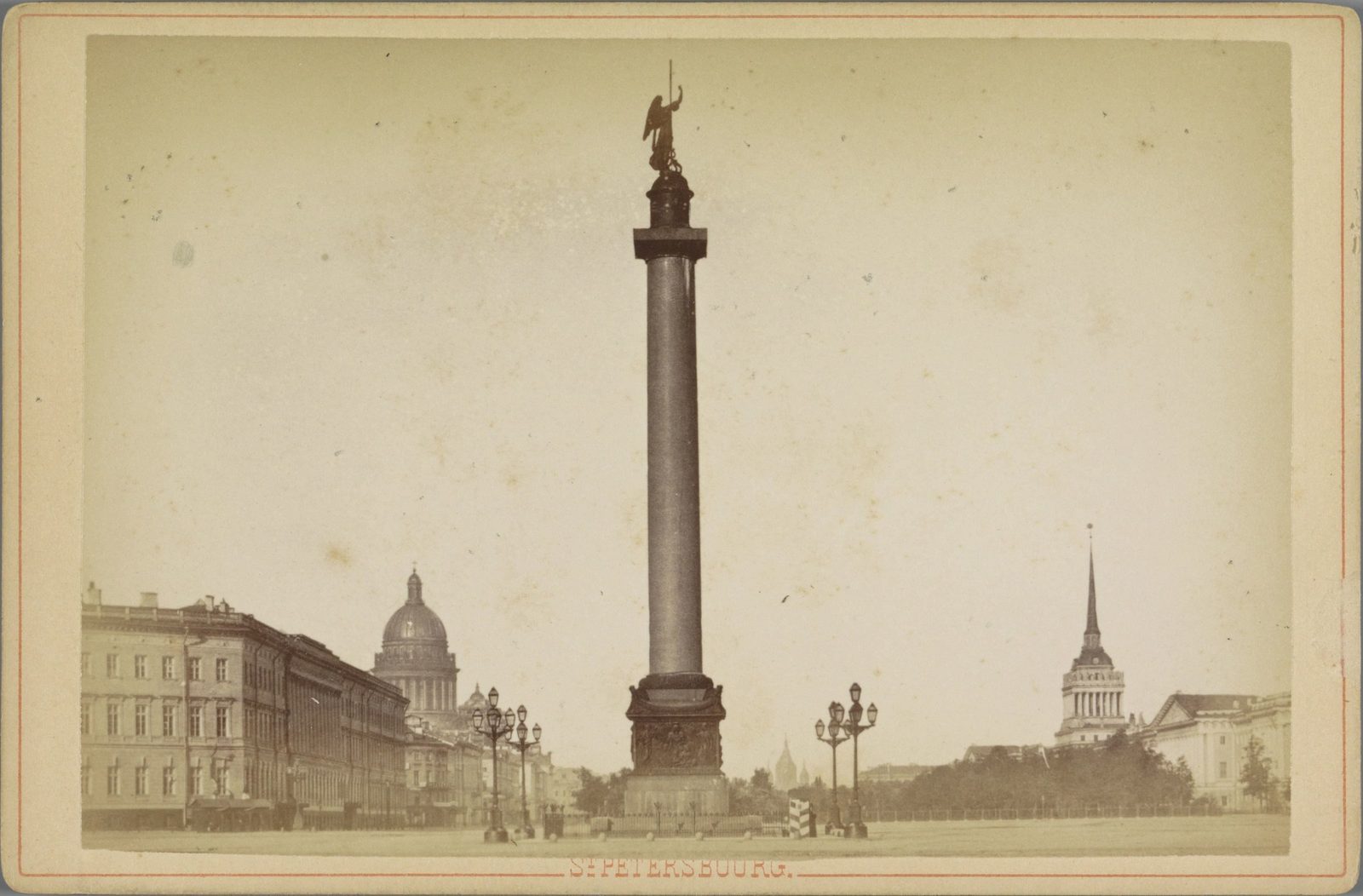 Historische Fotografie: die Alexandersäule auf dem Schlossplatz, im Hintergrund die Admiralität