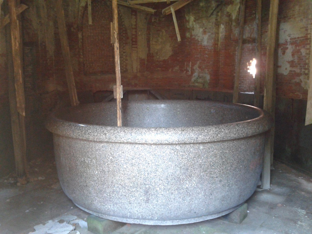 Die Granitwanne von Babolowo im runden Raum der Palastruine