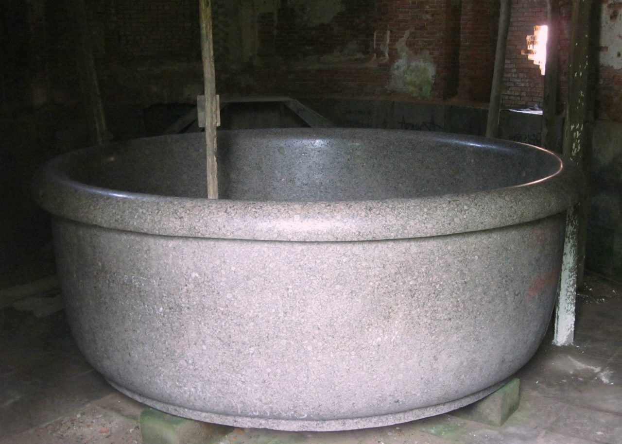 Die Granitwanne von Babolowo von der Seite, die polierte Oberfläche glänzt