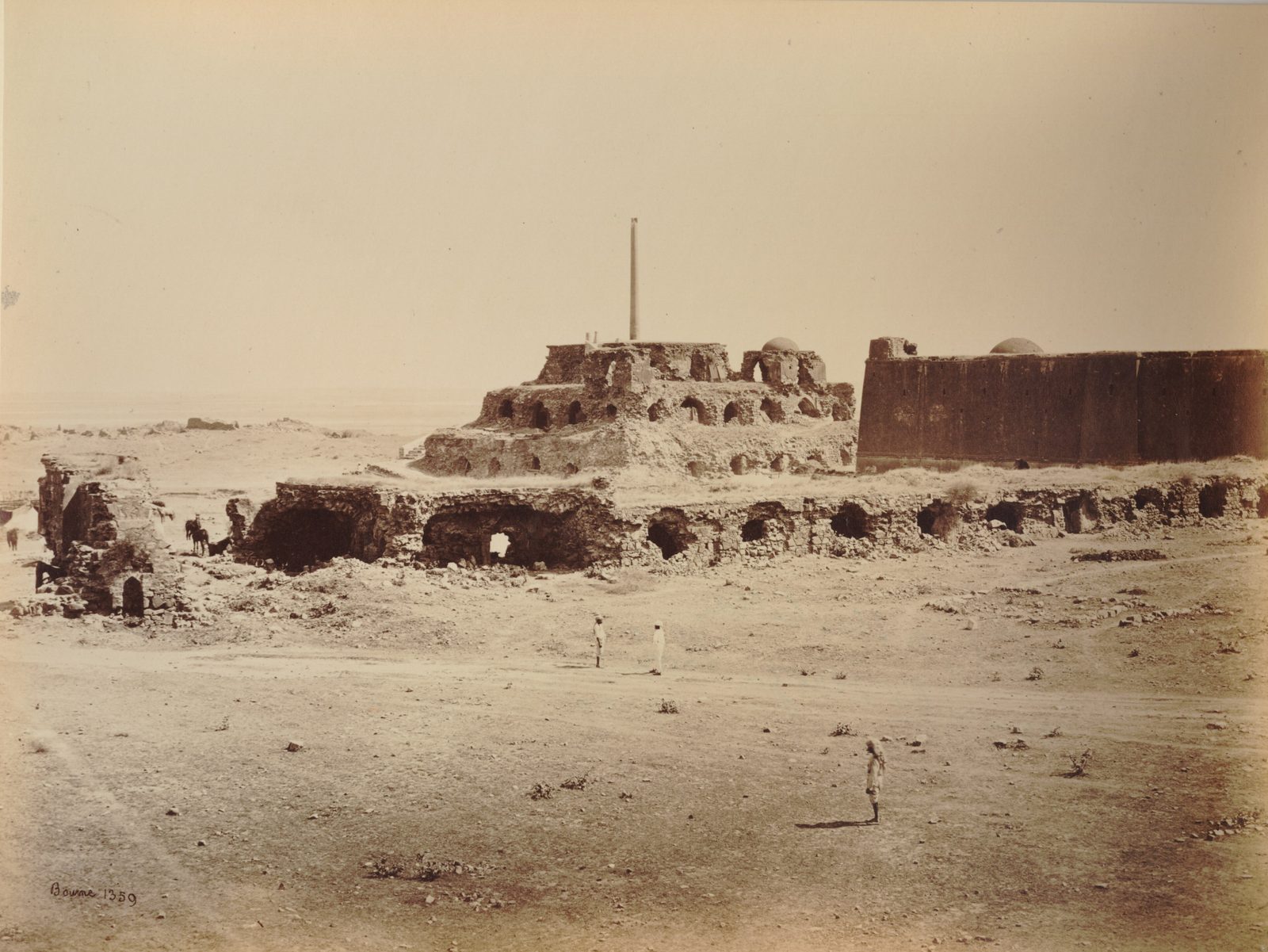 Fotografie von Samuel Bourne um 1860: die Ashoka-Säule auf der Ruine von Firoz Shah Kotla in Delhi