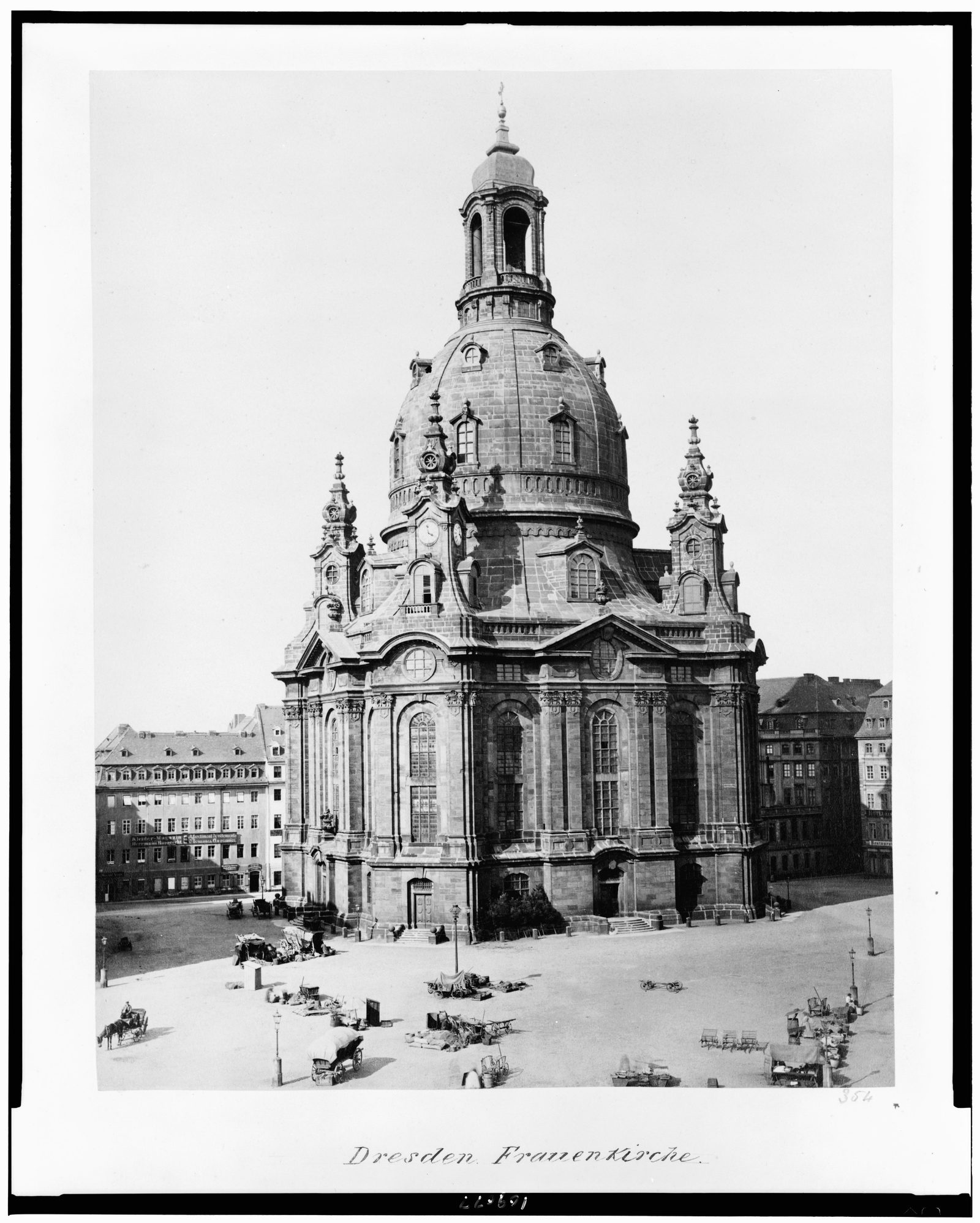 Fotografie der Frauenkirche um 1860, davor der Neumarkt mit Wagen und Marktgut