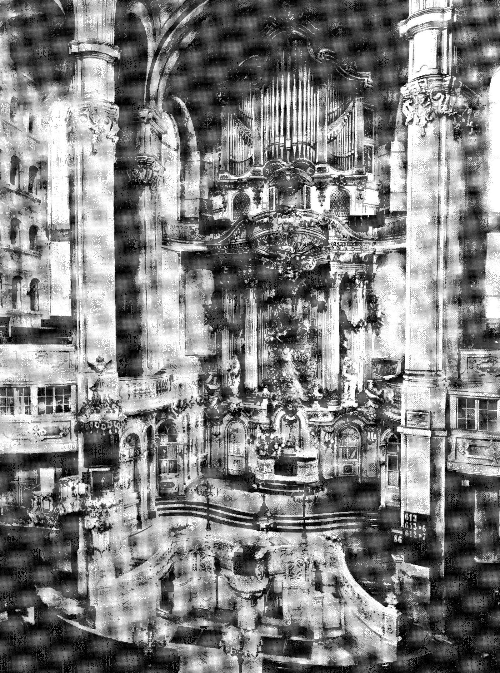 Innenraum der Frauenkirche um 1890: Altar, darüber die Orgel, rechts und links die Emporen