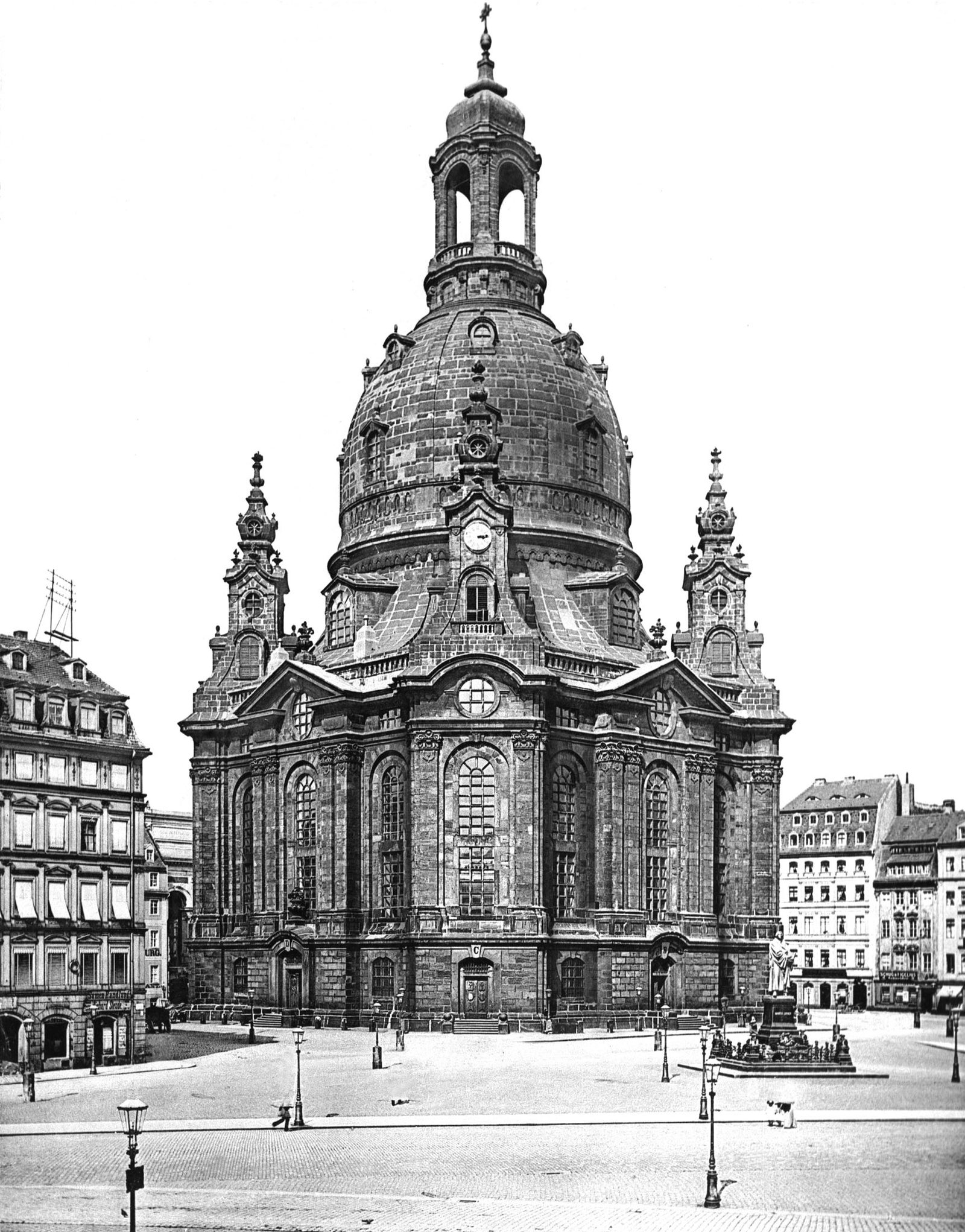 Die Frauenkirche 1897 mit gepflastertem Neumarkt, Laternen und Denkmal