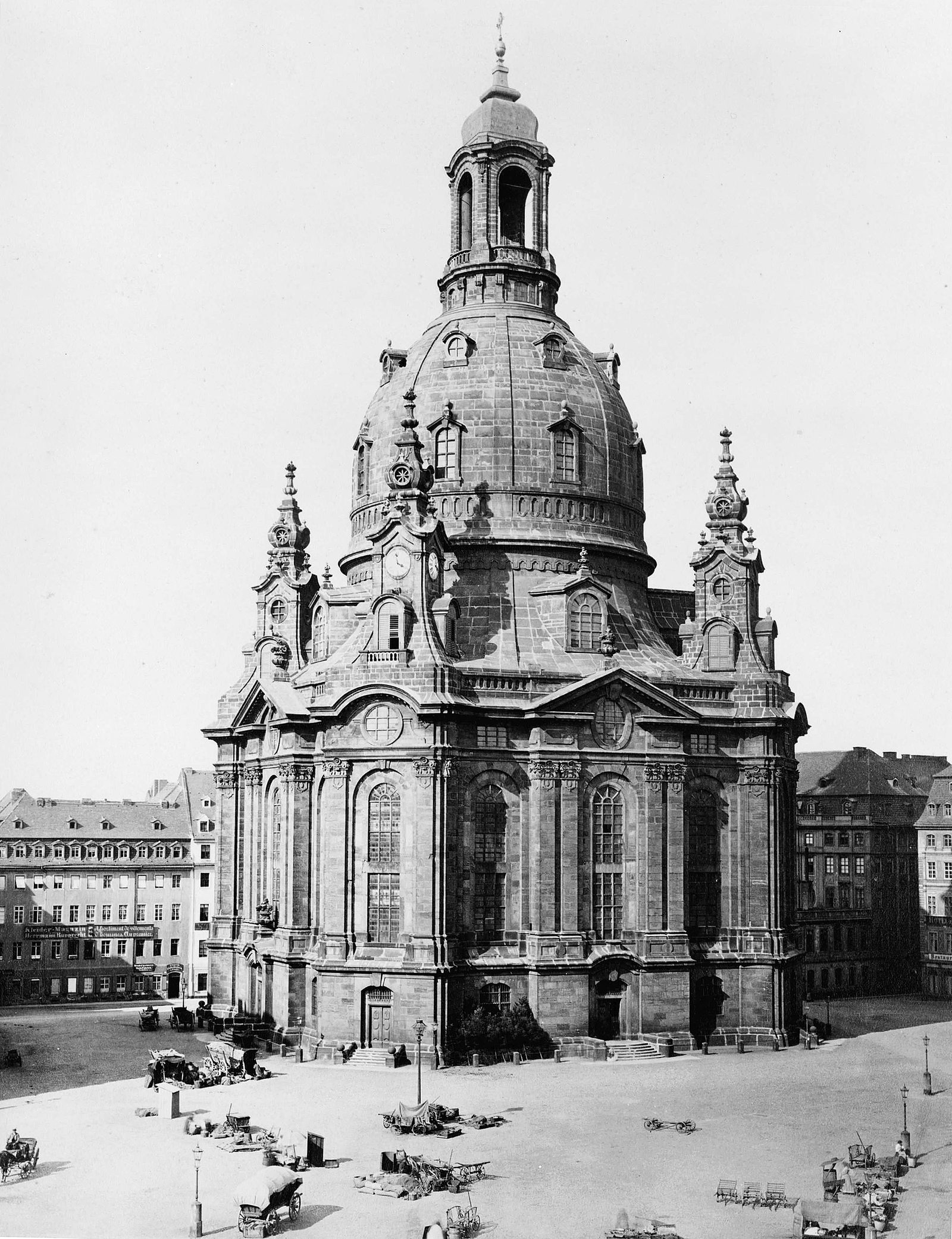 Die Frauenkirche um 1880, davor Marktwagen auf dem Platz