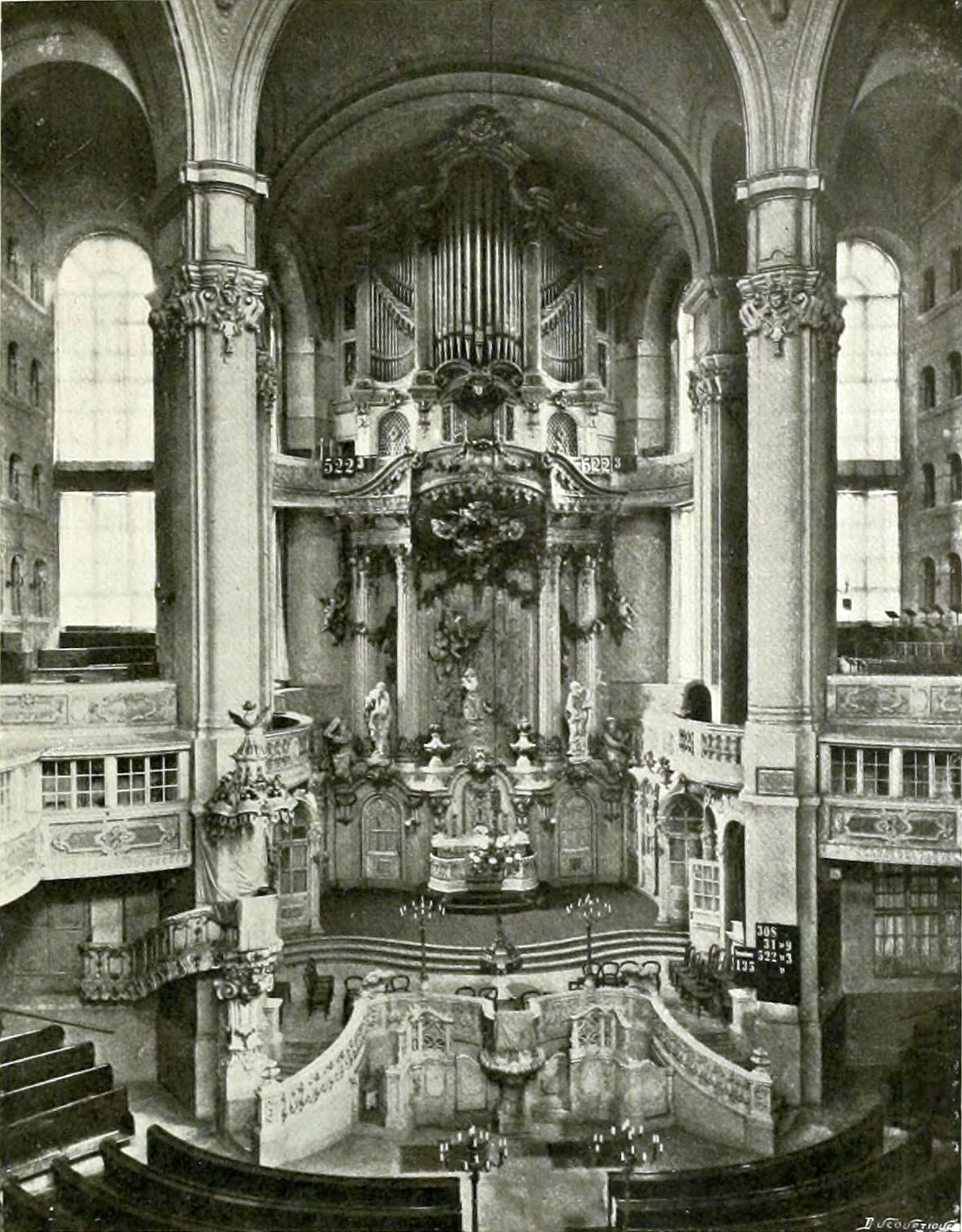 Innenraum der Frauenkirche 1911 mit Altar, Orgel und umlaufenden Emporen