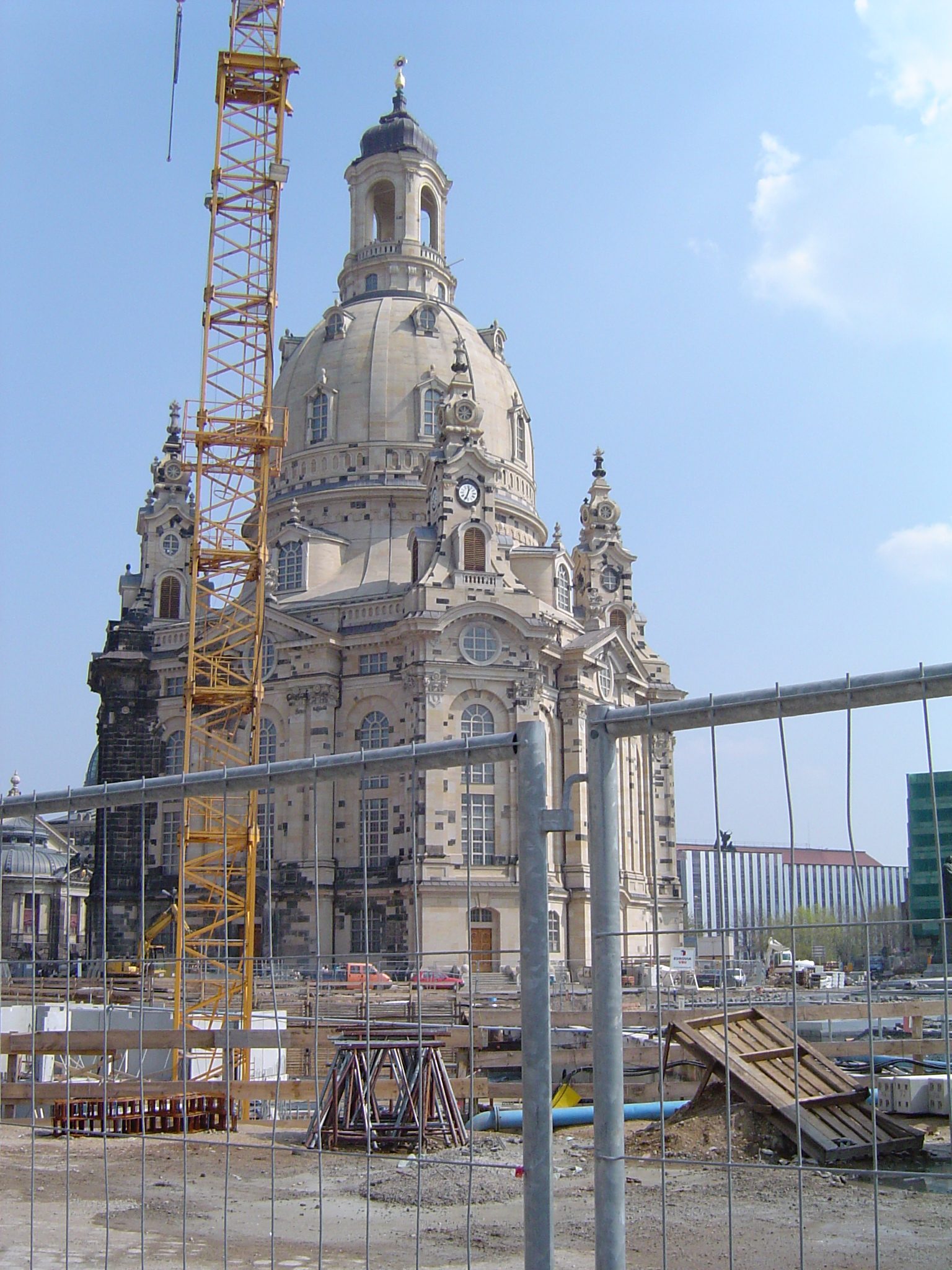 Die fast fertige Frauenkirche im April 2005, davor Kran und Bauzaun
