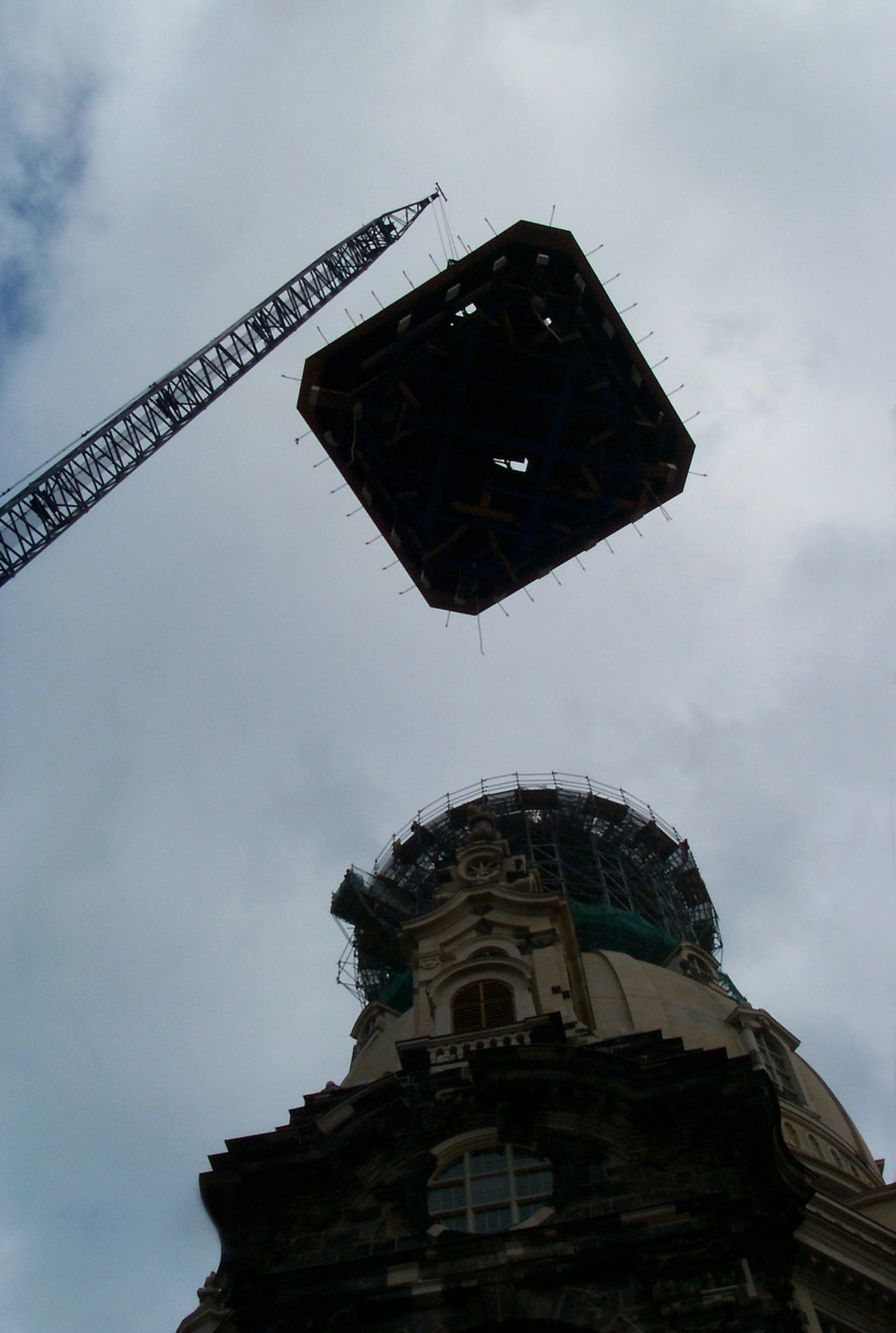 Ein Kran hebt am 22. Juni 2004 die Turmhaube über die Kuppel der Frauenkirche