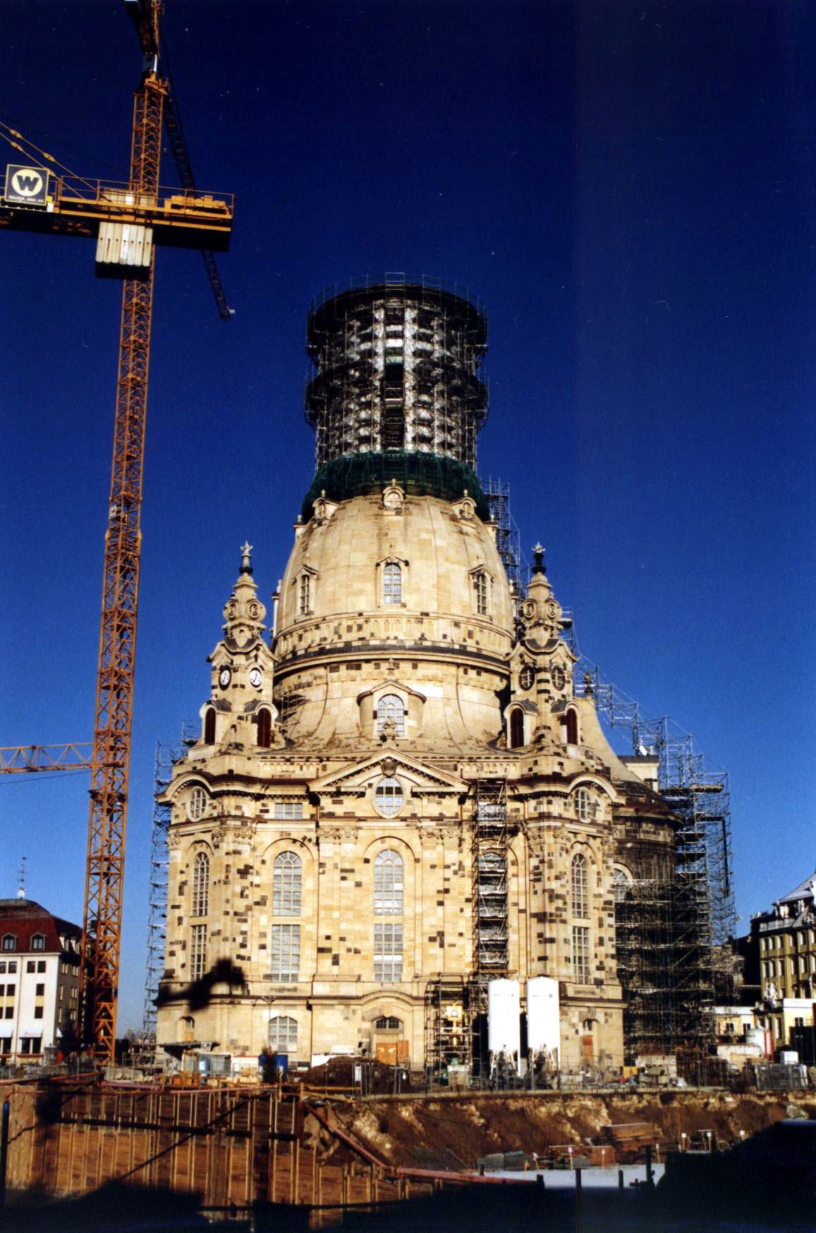 Turmdrehkran neben der Frauenkirche, die Laterne noch im Gerüst, Dezember 2003