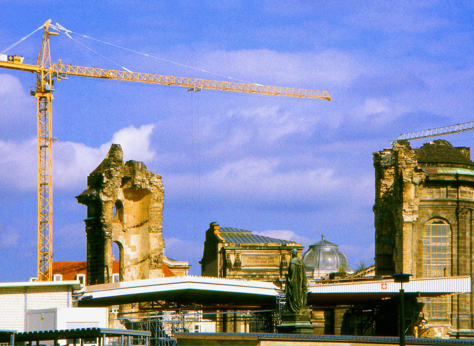 Ein Turmdrehkran über den Ruinenresten der Frauenkirche, 1995