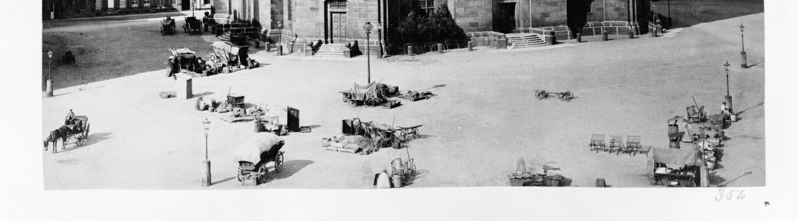 Ausschnitt: Planwagen, Handkarren, Körbe und Säcke auf dem Neumarkt vor der Frauenkirche um 1860