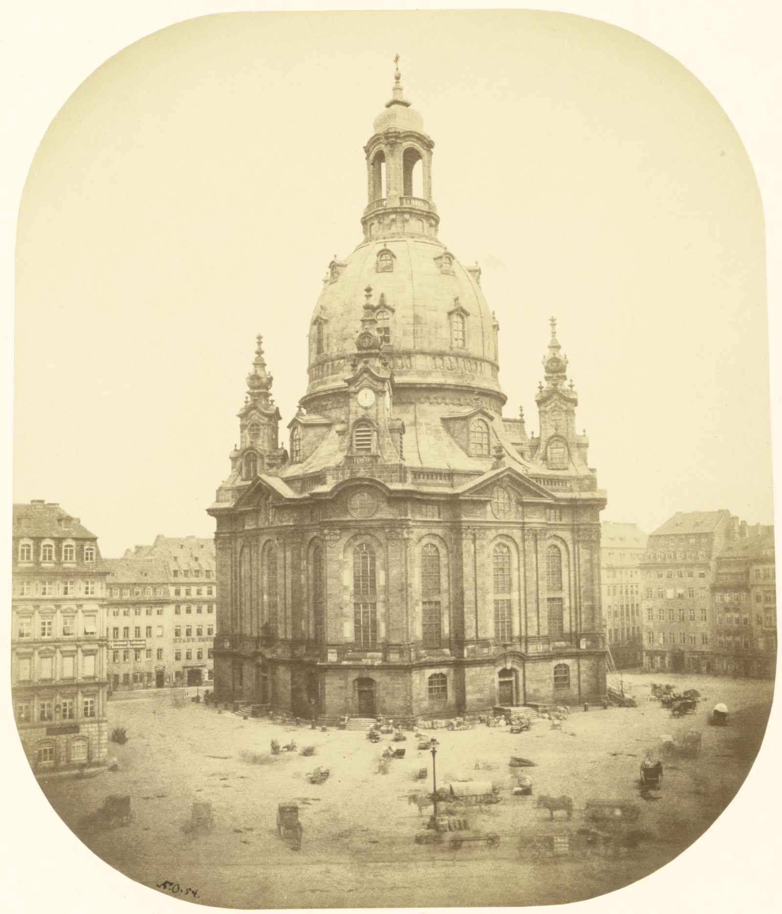 Fotografie der Frauenkirche von Oppenheim, davor Wagen und Säcke auf dem Neumarkt