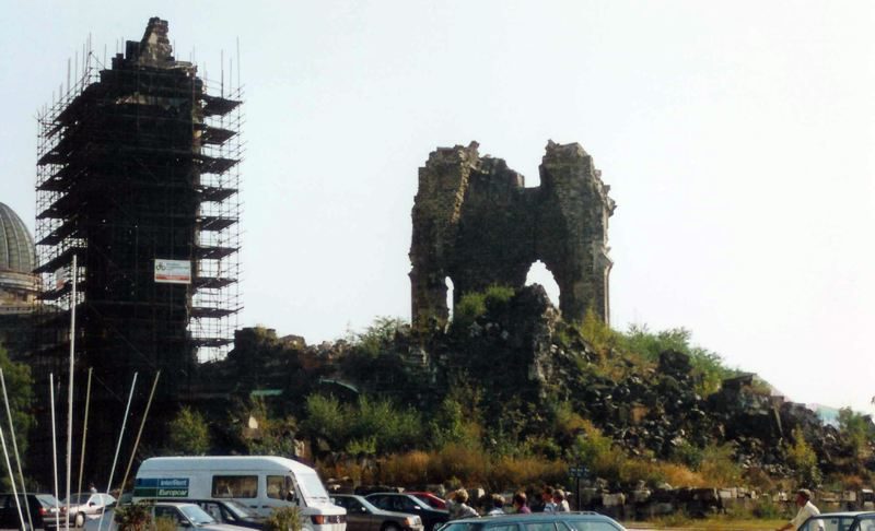 Die Ruine der Frauenkirche 1991, ein Turmstumpf bereits eingerüstet