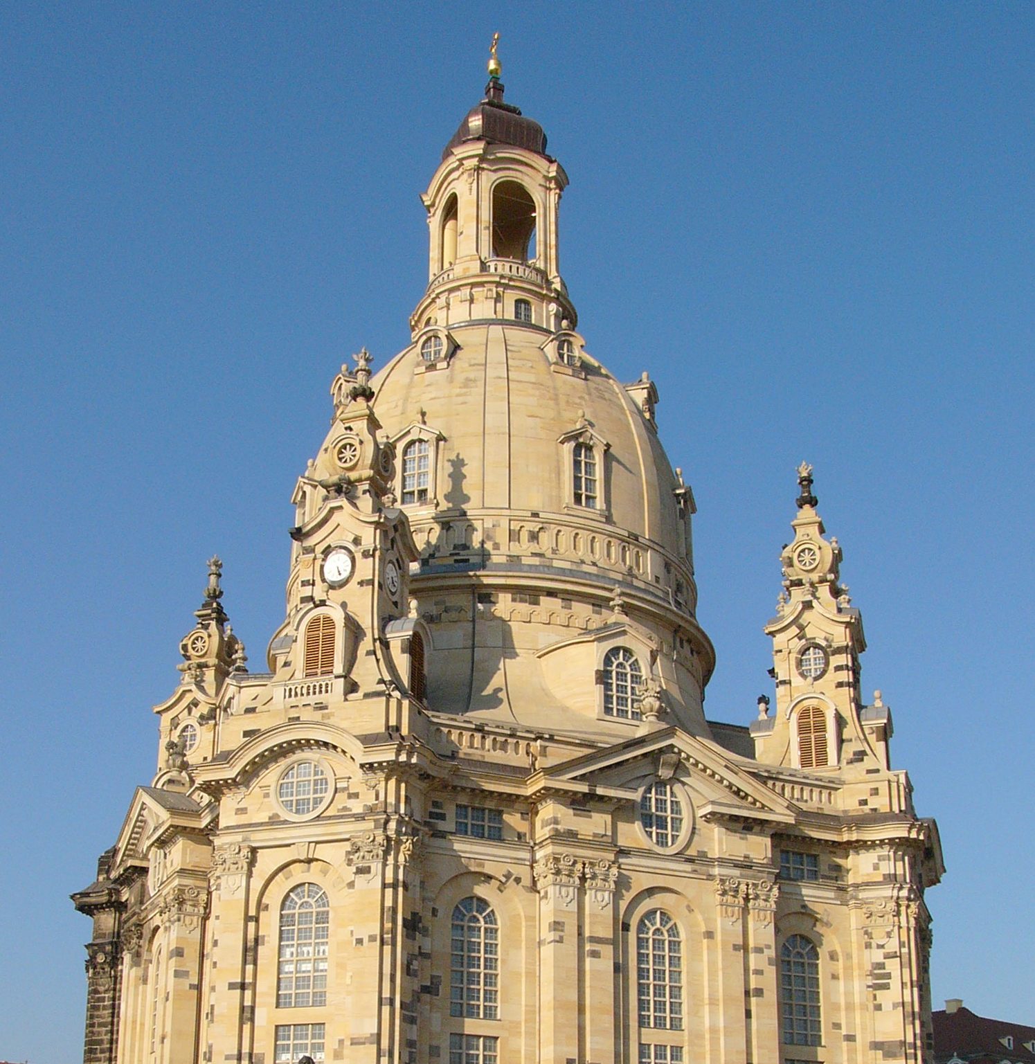 Die wiederaufgebaute Frauenkirche im September 2005 von vorn, das dunkle Stein-Patchwork der Originalsteine gut sichtbar