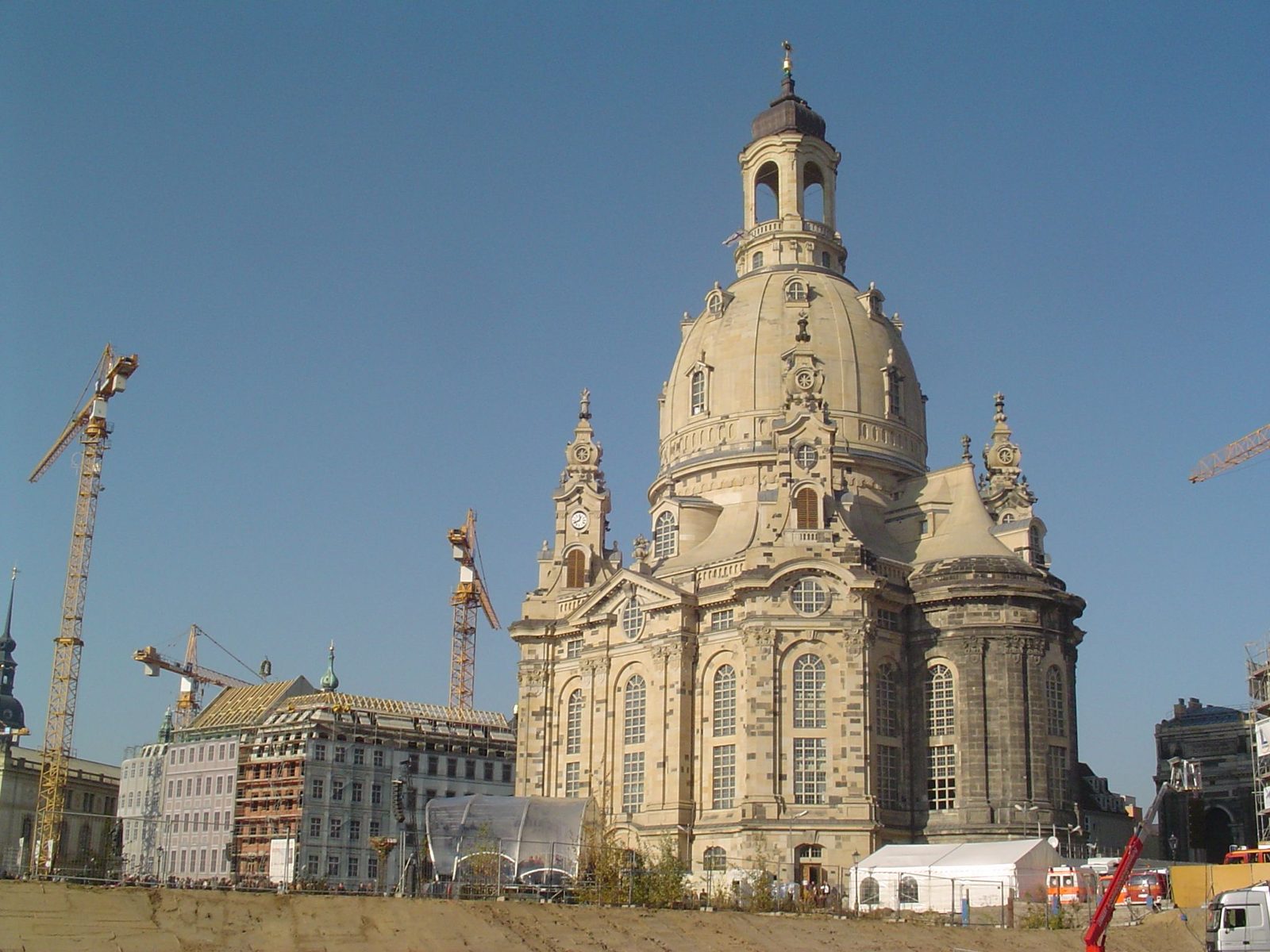 Die wiederaufgebaute Frauenkirche am Tag der Weihe 2005, ringsum Baukräne und Rohbauten am Neumarkt