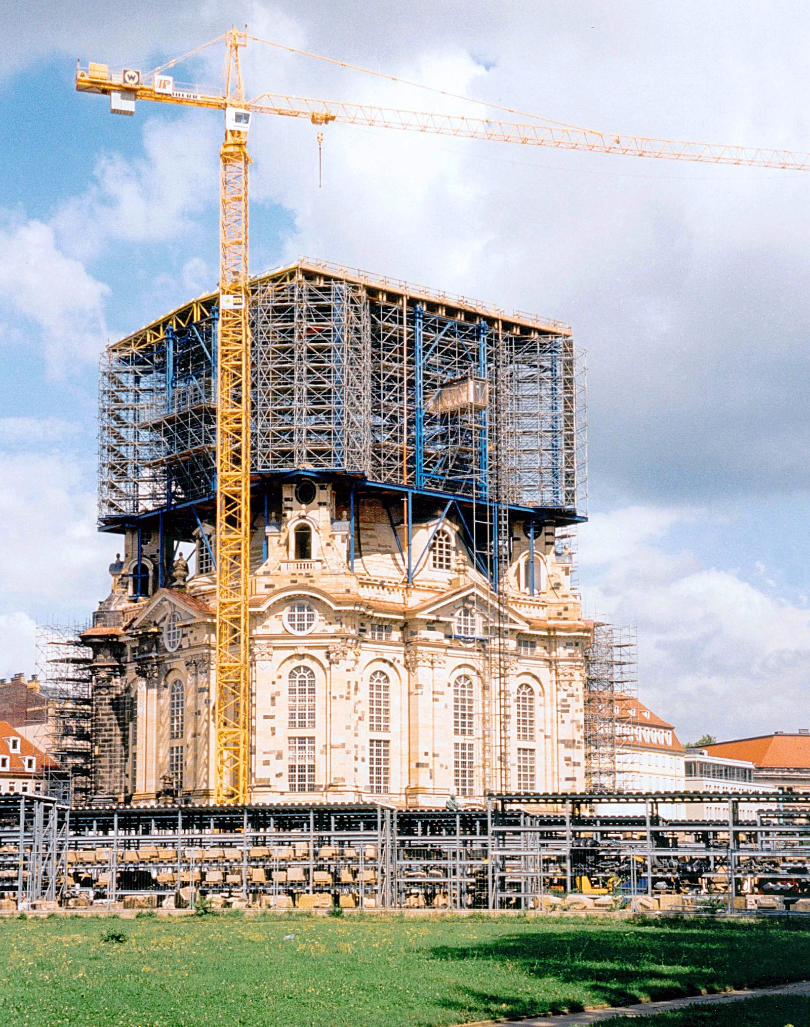 Zwei gelbe Turmdrehkräne über der eingerüsteten Kuppel der Frauenkirche, August 2002