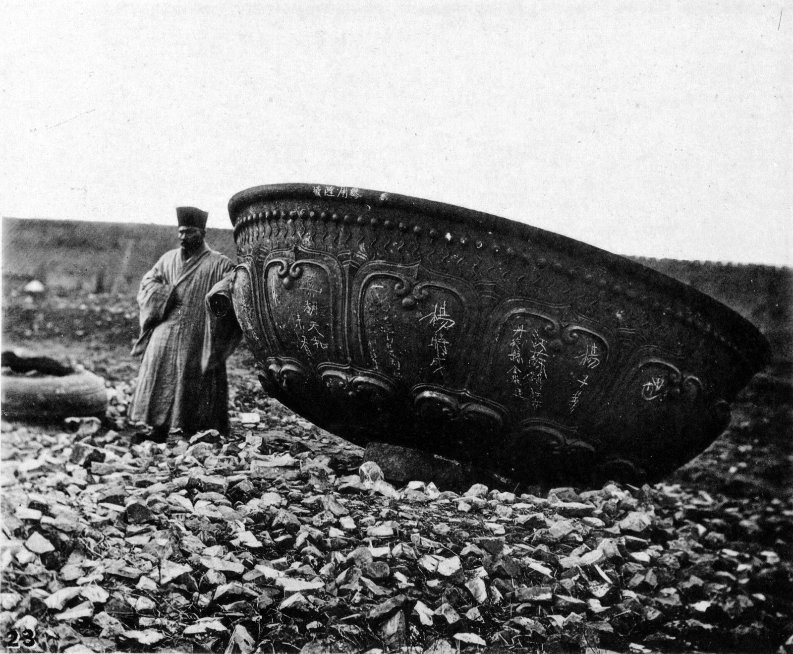 Fotografie von John Thomson 1871: ein Mönch steht neben einer riesigen umgestürzten Schale in einem Trümmerfeld