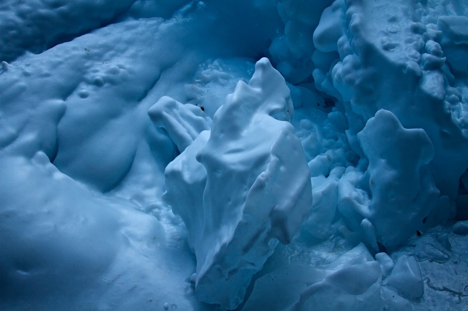 Blaues Eis in der Nahaufnahme. Symbolbild, das Himmelseis soll noch blauer gewesen sein.
