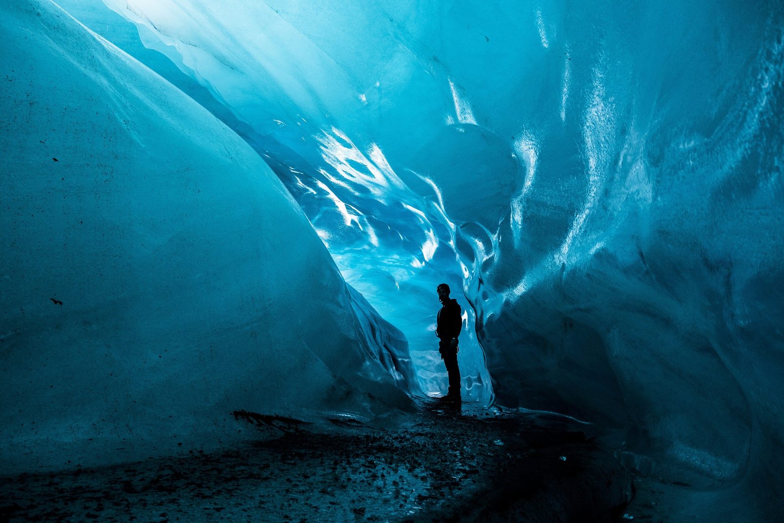 Blaues Eis in einer Gletscherhöhle. Ein Symbolbild, denn vom Himmelseis selbst gibt es kein Foto. Warum, erzählen wir weiter unten.