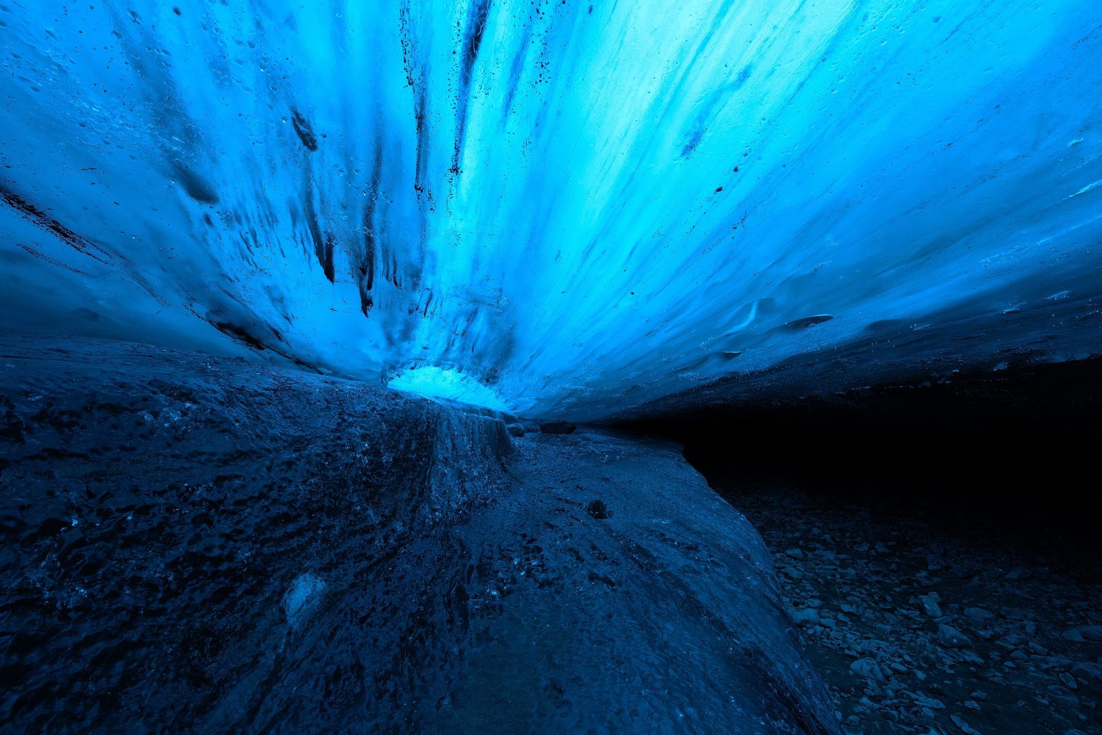 Blaues Licht in einer Eishöhle. Symbolbild.