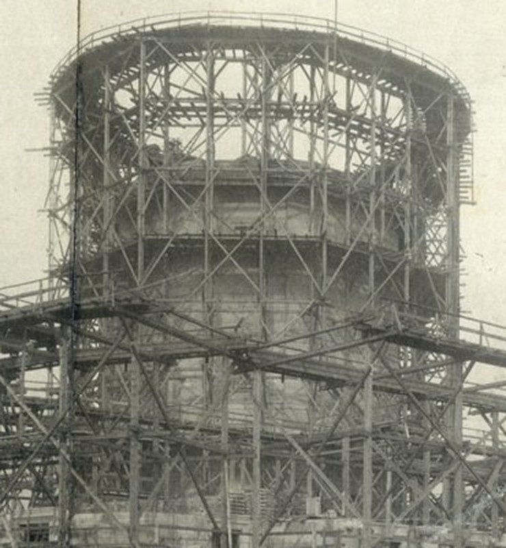 Vergrößerter Ausschnitt: das hölzerne Gerüst um den Rathausturm im März 1907.