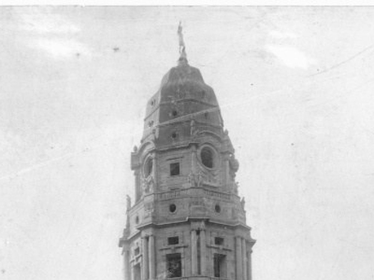 Vergrößerter Ausschnitt: die Turmspitze des Neuen Rathauses Dresden im August 1908 mit dem Rathausmann.