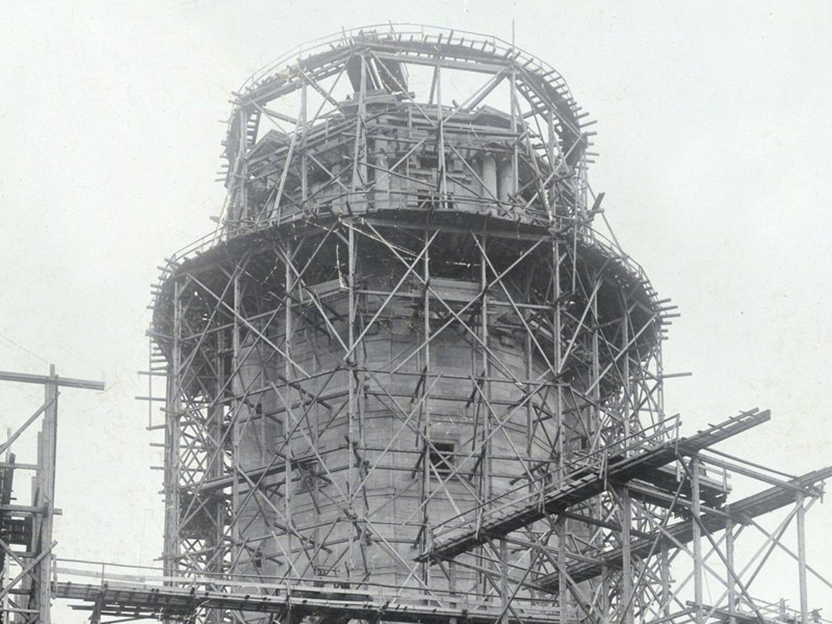 Vergrößerter Ausschnitt: die Turmspitze des Neuen Rathauses Dresden im Holzgerüst im August 1907, noch ohne Figur.