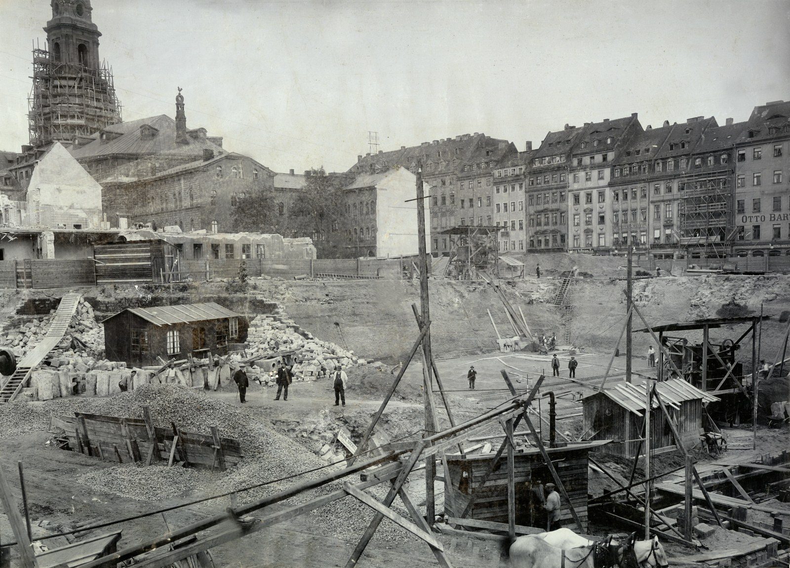 Weite Baugrube des Neuen Rathauses in Dresden im September 1905, links die eingerüstete Kreuzkirche.