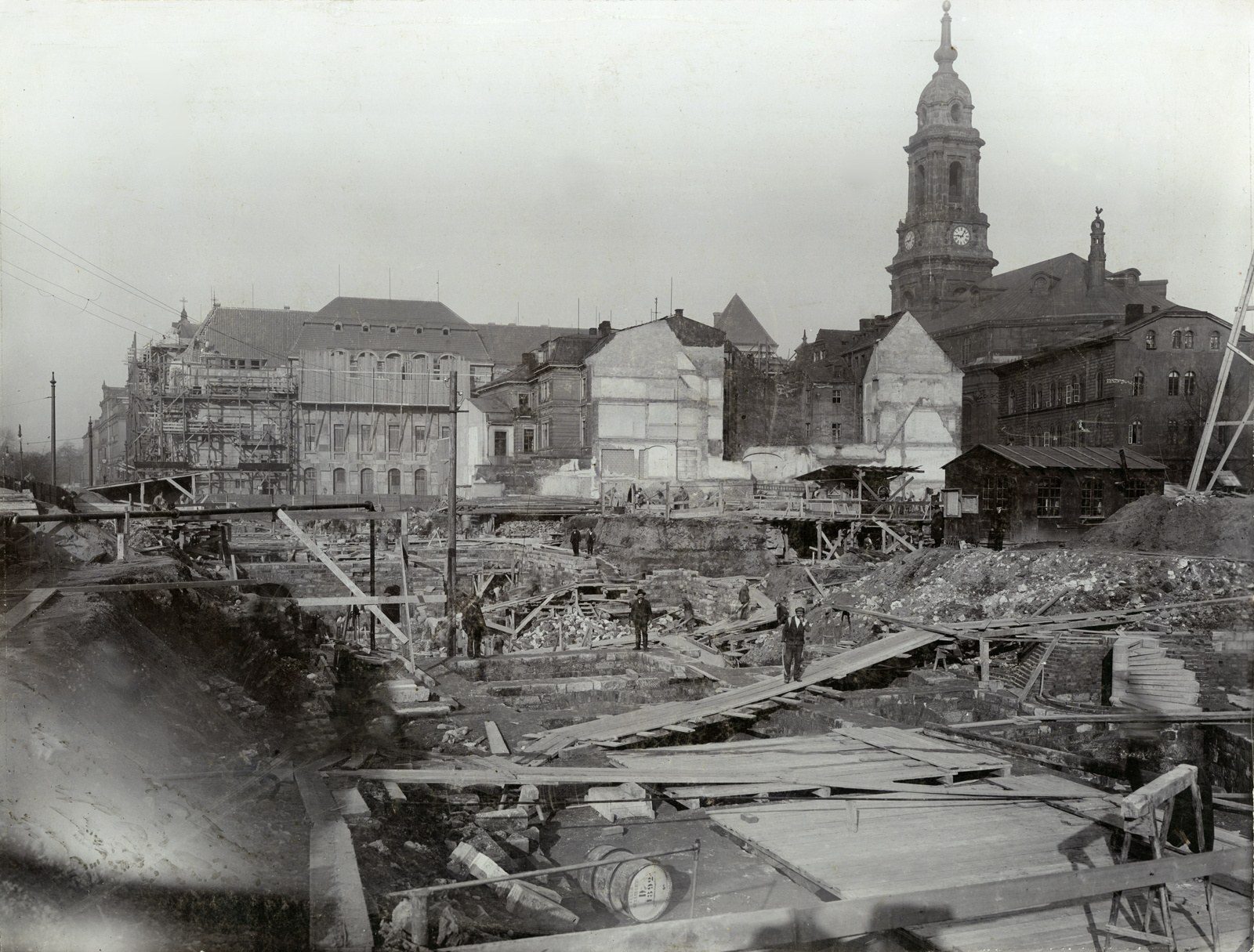 Baustelle des Neuen Rathauses in Dresden im März 1906 mit Blick nach Nordwesten zur Kreuzkirche.
